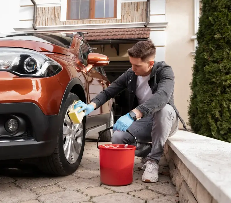 Lavage auto à domicile Le Montat : professionnel intervenant sur un véhicule